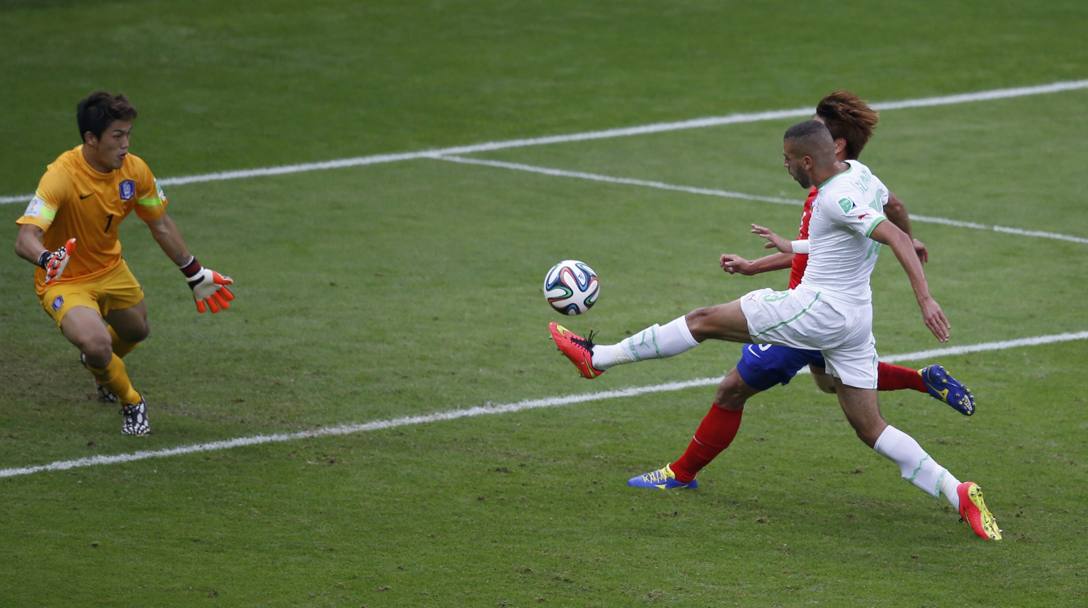 L’attaccante algerino Islam Slimani segna l’1-0:  il 26’ (Reuters)